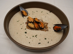 Crema de harina de trigo con oreja y mejillones