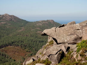 Vistas do val e o mar dende os Penedos de Pasarela coa figura da Osa en primeiro plano